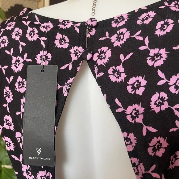 Chic BNWT Lulus Black and Pink Floral Crop Top - Picture 4 of 5
